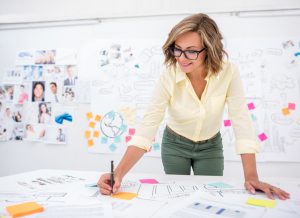 Woman in her 20s drawing a creative business plan at the office
